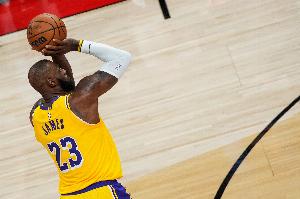 拉拉维亚：詹姆斯非常无私 他本有机会自己得分但助攻了八村塁