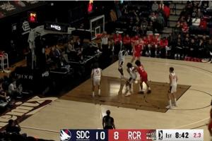 熟悉的脚步！杨瀚森低位左右晃肩翻身勾手打进