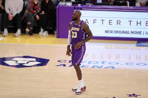 真得服老？湖媒：这可能是勒布朗职业生涯中最糟糕的一场比赛