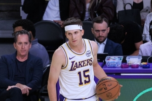 名记：湖人想换字母只能用里夫斯 但他明年合同年 到时可能留不住