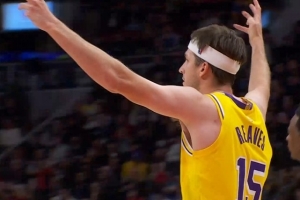 有点小不满！里夫斯对抗上篮得分 随后向裁判摊手抱怨不吹犯规