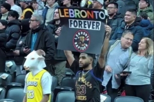 屠龙高手！詹姆斯球迷赛前在猛龙主场打出“勒布伦多”的标语