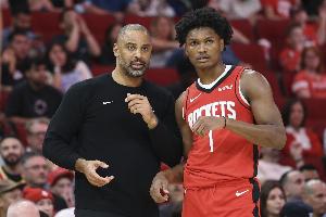 火媒：说阿门打控卫很出色是骗人的 他作为无球进攻武器最适合