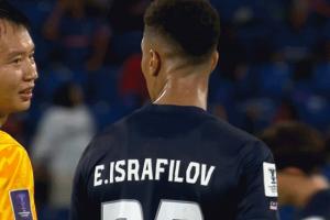 48脚打门0-0！比赛结束后，柔佛后卫和陈威边走边聊