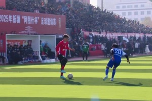 中国足球在新疆！在这座球场不允许你这么秀