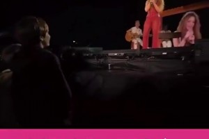 皮克亲生儿子现场看自己老妈夏奇拉演唱，儿子都长这么大啦