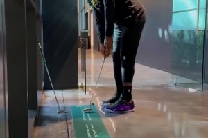 团队文化！湖人队内训练前，每人一杆高尔夫