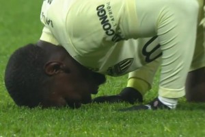 昔日王者归来！32岁博格巴复出比赛结束跪地祈祷！