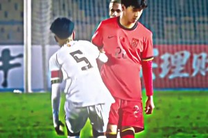 尊重！被进14个球东帝汶球员哭了，U16国足球员主动上前安慰