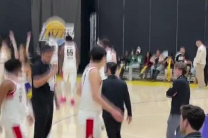 球迷大嗓门喊“杨瀚森牛逼！”，把小杨吓一跳