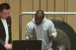 看把阿奇姆彭这黑小子乐的~退役了就留在中国接活吧