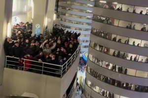 德比氛围拉满！实拍：米兰球迷赛后唱歌欢送落败的国米球迷