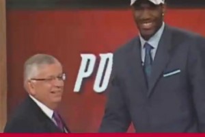 杨毅此前：奥登此前来中国，医生发现左右腿差3公分，但开拓者没看出来