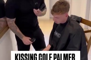 每次剪头都得整点活是吧！理发师情不自禁亲吻了帕尔默！