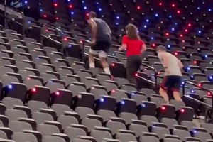 他训练太努力了！哈登此前带着女助教一起爬楼梯