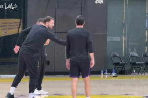 你小子不爽教练是吧！东契奇半场三分击败雷迪克，狂喷垃圾话！