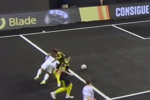 依然是那么风骚！马塞洛此前室内球场的天秀操作！