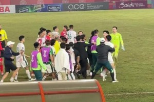 现场实拍国安冲突：双方围成一团，河内主场嘘声四起