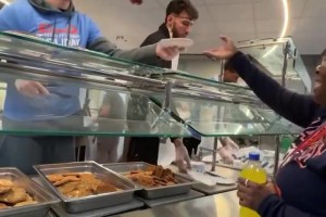 人文关怀！雷霆全队近期齐上阵感恩节回馈社区！