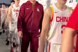 小吧现场实拍：男篮惜败球员们面无表情退场 现场播《真心英雄》