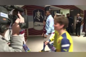 桑切斯：别人牵着的是球童，我牵着的是兄弟！