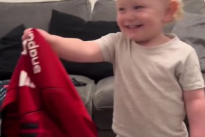 萌娃选择曼联球衣后，作为红魔球迷的爸爸兴奋不已