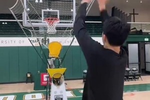 勤奋！王俊杰赛后在球馆加练投篮！姿势很流畅啊！