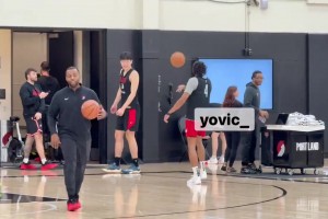 开拓者赛季首个完整训练日杨瀚森练三分&与塞布尔有说有笑~