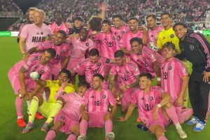 梅西和迈阿密的全家福合照~阿尔巴还在搞怪，把梅西整笑了~