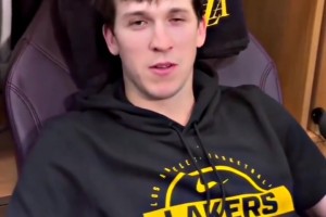 里夫斯 ：“ 浓眉 是有史以来最好的篮球运动员之一....