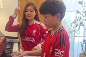 曼联球迷弟弟贴脸开大！当利物浦姐姐面弹曼联队歌