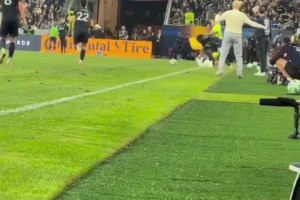 废人动作！美职联这踢得还以为是橄榄球呢