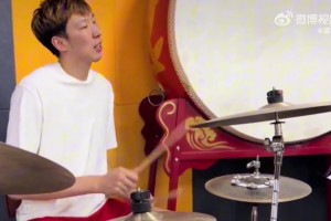 还有这本事？周琦还敲上架子鼓了！