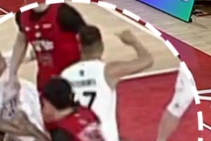 浙BA城市争霸赛，金华队队员拼抢中摔倒，庆元队球员死死护住！