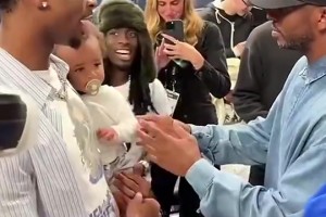 保罗想抱抱亚历山大的儿子，但后者似乎有点不太情愿啊