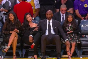 科比和妻子与女儿们的幸福合影留念 