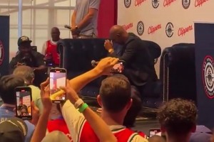 唏嘘！4个月前，保罗在快船为其举办的欢迎仪式上几近落泪！