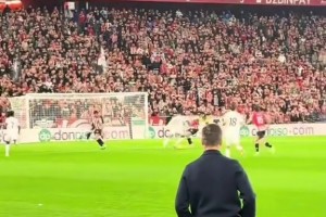 激情庆祝！姆巴佩一条龙破门场边阿隆索的反应