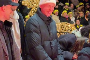 他在烤火吗？拜尔这两下我寻思我二舅烤火呢~