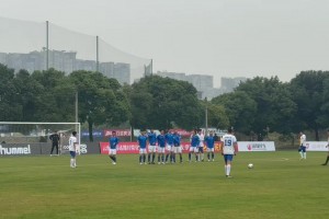 老当……飞了！现场实拍湖北队鲁尼一脚直接任意球飞向远方…