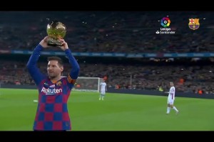 已经过去六年，梅西在诺坎普展示第六个金球