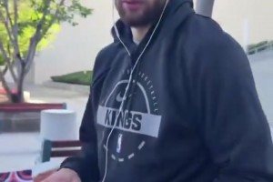 采访国王球员：吸管到底几个洞？还得看NBA斯坦福高材生！