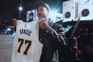 乐得合不拢嘴魔仙哥赛后得到东契奇亲签球衣！向朋友疯狂炫耀