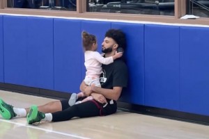 掘金队训练日，贾马尔穆雷和他的女儿的温馨时刻