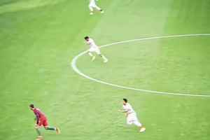 开车都是外脚背！名场面：C罗瞬间调整，助攻夸雷斯马轻松破门！