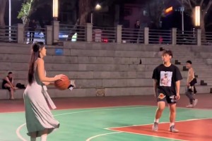 别的不说还是有点实力！长裙小姐姐晒打球：穿裙子也限制不了我！