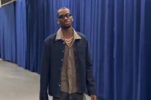 亚历山大这身入场穿搭，和之前比起来有点朴素了