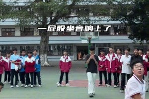 天赋异禀好苗子！吧友们你身边哥们球场1v1能打赢她不？