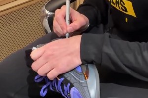 东契奇在球鞋上写下两个女儿的名字❤