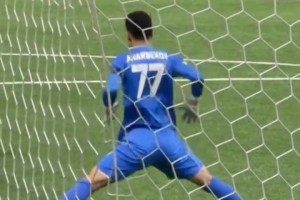 看你骨骼惊奇，是练武的好材料！门将无聊的时候在干嘛……